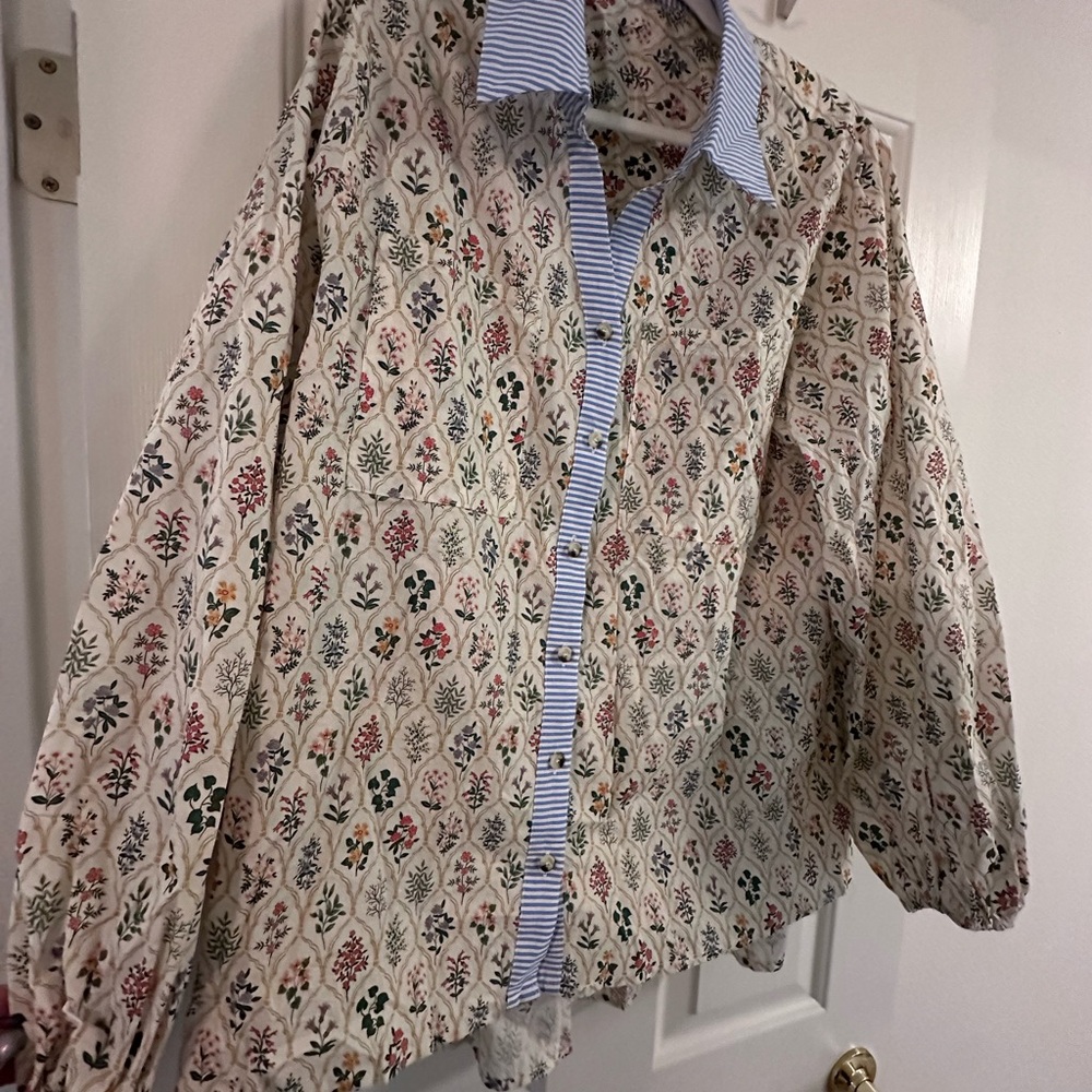 Chic Soul Floral Button-Front Blouse in Cream and Blue Trim 3X NWOT - Picture 3 of 5